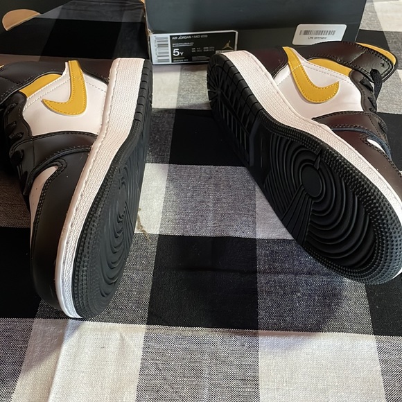 BRAND NEW Air Jordan 1MID (GS) - Picture 3 of 3